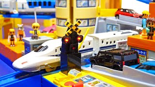 プラレール新幹線☆都会のオート踏切電車であそぼう！