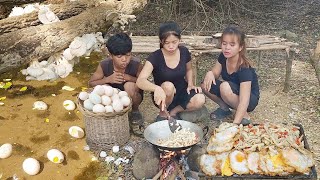 Yummy! Cooking mushroom with egg , Eating delicious in jungle, Survival cooking