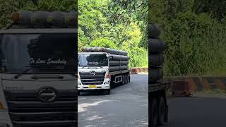 Trailer Muatan 40 Ton Perlahan Menanjaki Tanjakan Silaiang