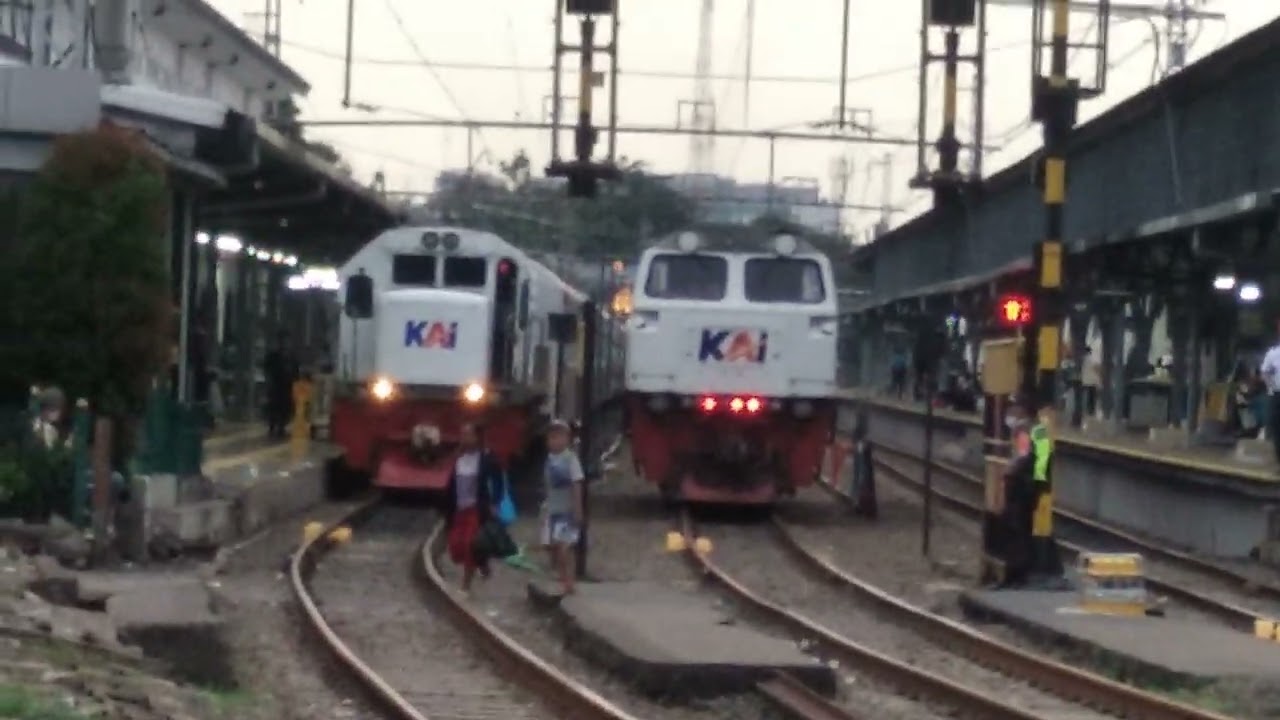 Ka Bangunkarta Tiba Di Stasiun Pasar Senen & KA Singasari Berangkat ...