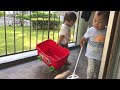 ベランダ掃除を頑張りますチビかめツインズかわいいふたごの男の子の赤ちゃん動画日記