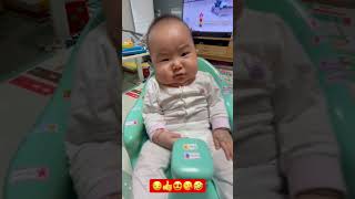 의자에 처음 앉은 100일된 공주님(A 100-day-old princess sitting on a chair for the first time (big foot))