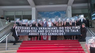 Cannes: crew of Ukrainian film "Butterfly Vision" unfolds banner to denounce the war | AFP