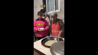 #快成长计划 #年轻影画创作之星 这就是婆婆对儿媳妇和孙子的区别。#乡村幽默#家庭趣事#搞笑创作#农村风情#幽默生活