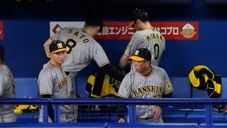 【ドンマイ】佐藤輝明、バント失敗で落ち込む木浪を気遣い励ます 2023.9.6