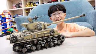 예준이의 탱크 장난감 조립놀이 게임 플레이 트럭 자동차 만들기 Tank Toy Assembly with Game Play