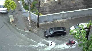 Esqui improvisado - Video Inusitado - Alagamento em Boa Viagem - Recife-PE