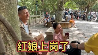 广西旅游。我们逛阳朔西街偶遇摆摊小姐姐，学长爸上前搭讪要微信