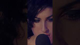 Amy Winehouse recorded a stunning acoustic performance in a church in Dingle in 2006. 🖤