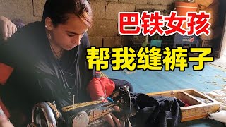 中国女孩在巴基斯坦坐摩托车扯破了裤子，小姐姐热心来帮忙，太好了！【芊旅】