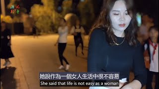 美女丹丹黑衣白褲，跳起舞來非常享受，她通過跳舞來忘掉生活中的煩惱。