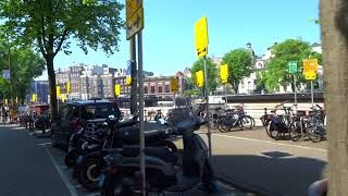 Meer dan 100 gele borden bij fietsenrekken en brugleuningen langs de Amstel / Amsterdam