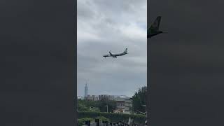 😃 ✈️ Wow!Beautiful plane landing / 美麗的飛機著陸 #shorts #飛機 #evaair lindo avião aterrissando #aviation