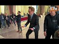 oscars host conan o brien helps roll out the red carpet news9