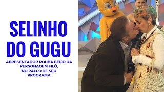 Durante programa ao vivo, Gugu dá beijo na boca da personagem “Filó” de Gorete Milagres