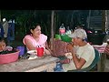 una cena algusto la mujer muy feliz comvive con toda sus familia.pollo en guisado con arros