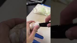 The easiest way to peel the garlic วิธีปอกกระเทียมแบบง่ายๆ  #cooking #garlic #lifehacks