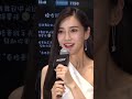 angelababy 一袭白色斜肩裙，搭配黑长直发，举手投足间尽显优雅女神范