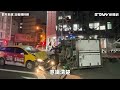 小貨車駕駛疑精神不濟　自撞分隔島翻覆壓小黃