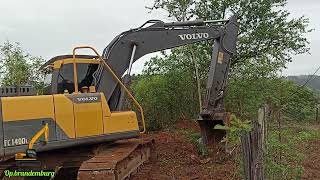 limpeza para reforma de cerca de divisa com escavadeira hidráulica volvo ec140dl