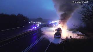 Vrachtwagen in brand op A7 bij Marum