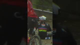 OUCH 😫 Remco Evenepoel's crash HAD to hurt... #giroditalia #cycling #shorts