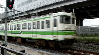 上越妙高駅を発車する115系快速