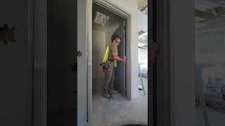 Como instalar una puerta de forma fácil sin ayuda.   #construccion. #tips #tools #airshim  #puertas