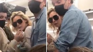 «Mettiti subito la mascherina!» Lucarelli litiga con due passeggeri in aereo