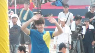 130828 Minho greeted fans by waving his hands (Dreamteam)