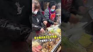 東北深夜路邊攤一塊錢一碗的泡面，買了2碗太快樂了！ #路边摊美味#chinesefood #streetfood #街邊小吃