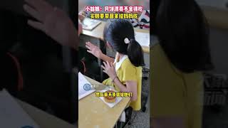 9月18日，江苏盐城。班主任自掏腰包给班里学生发月饼，小姑娘说月饼太漂亮不舍得吃，实则要带回家给妈妈吃