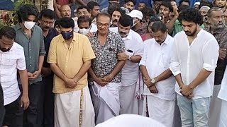 റമളാനിലെ അവസാന വെളളിയാഴ്ച ഉമ്മയെ യാത്രയാക്കാൻ മമ്മൂക്ക കുടുംബത്തോടൊപ്പം പളളിയിലേക്കിറങ്ങി Mammookka