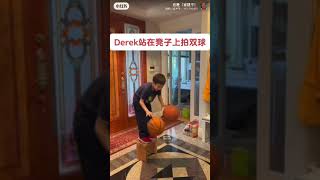 Derek八岁，三岁多被确诊为智障的天才少年。现在是自闭症+多动症孩子。小家伙有非常明显的专注力障碍。Derek站在凳子上拍双球，强制性专注训练。