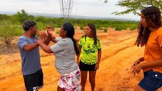 Homem ENROLAVA duas AMIGAS ao mesmo TEMPO, mais não ESPERAVA por isso😱