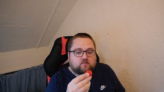 Idiot eats the Carolina Reaper Chilli - Severe pain and panic is the result!
