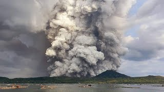 Taal Volcano in the Philippines erupts, spewing ash and steam 菲律宾塔阿尔火山猛喷 灰烬飞出一千米