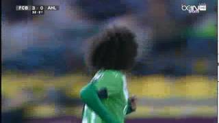 لحظة نزول النجم الاماراتي عموري بمباراة الاهلي السعودي و برشلونة