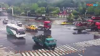 路口惊现“赶死队”大货车, 要不是监控拍下这一切, 都不敢相信事实!