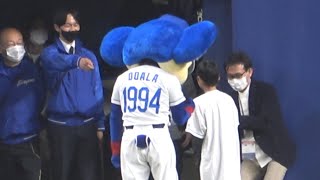 始球式をする少年にグータッチをスルーされて悲しげなドアラ（笑） (2023/03/19)