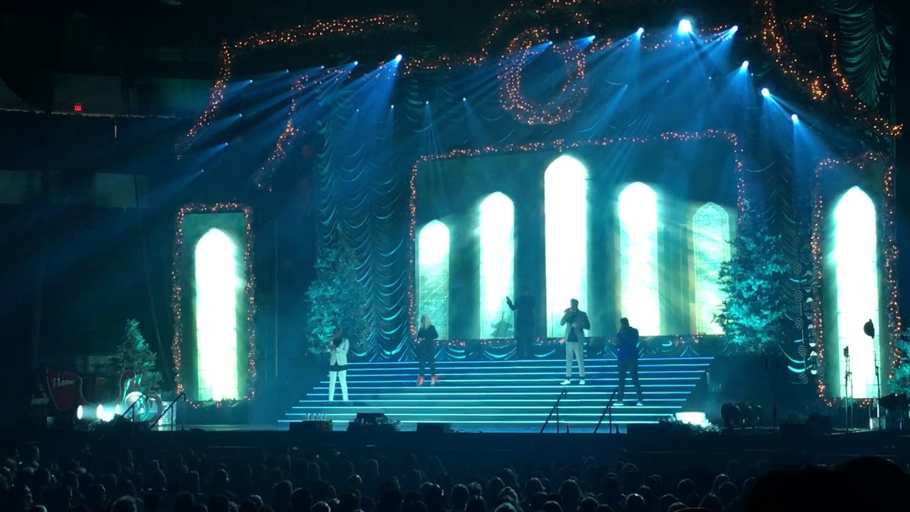 Pentatonix - Carol Of The Bells Live @ Agganis Arena - YouTube