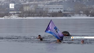 Красноярские моржи устроили заплыв по Енисею ко Дню защитника Отечества