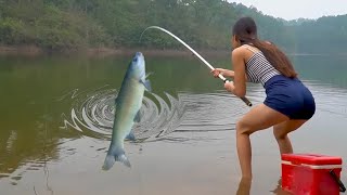 Big ye first give a bowl of hot chicken soup! Beautiful women spend 200 yuan fishing in sturgeon po