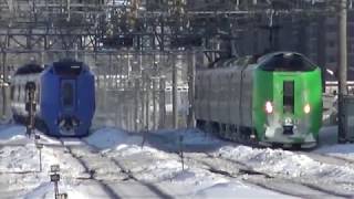 雪に覆われた高架軌道を徐行しながら走行して札幌駅に到着する函館本線上り特急ライラック789系