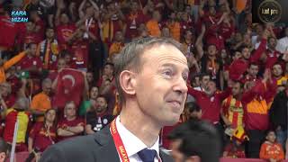 Galatasaray Taraftarı Fransız Antrenör ve Oyuncularını Şaşkına Çeviriyor