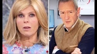Kate Garraway left red-faced as Alexander Armstrong walks in on her on the loo【News】
