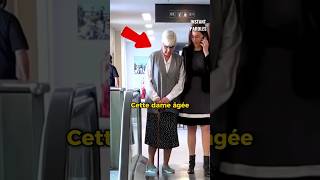 Cette dame âgée craint de descendre un escalator puis reçoit un soutien précieux