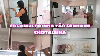 ORGANIZANDO MINHA TÃO SONHADA CRISTALEIRA 😍🙌🏼 | ESTÁ FALTANDO TAÇAS | FINALIZANDO A COZINHA