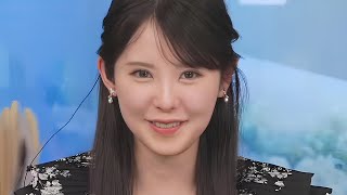 朝5時放送のためイヤホンが肩口に引っ掛かってくお天気お姉さん【小川千奈】