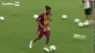 Calamita Ronaldinho: stop da favola in allenamento